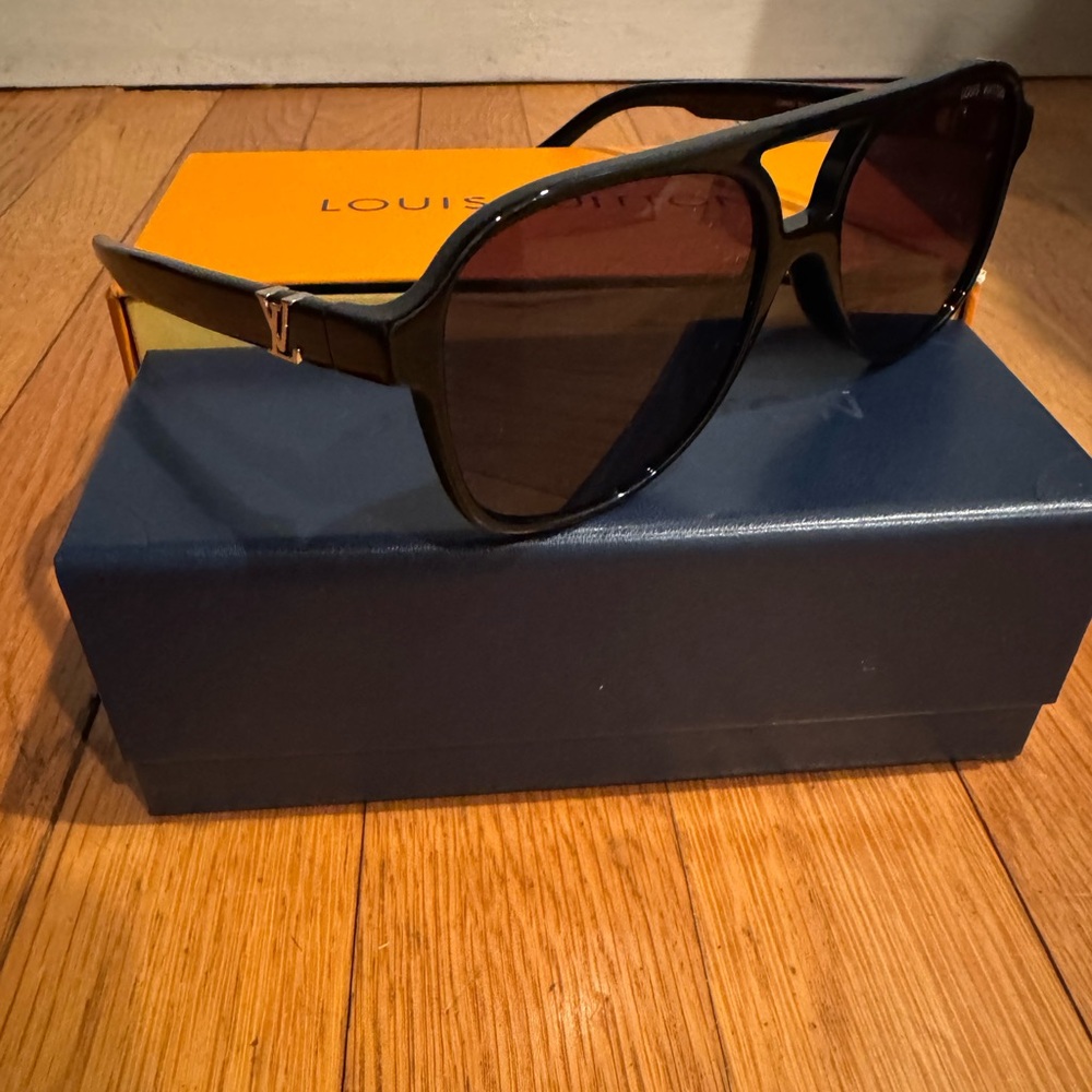 New in box - LV aviators - Picture 4 of 8
